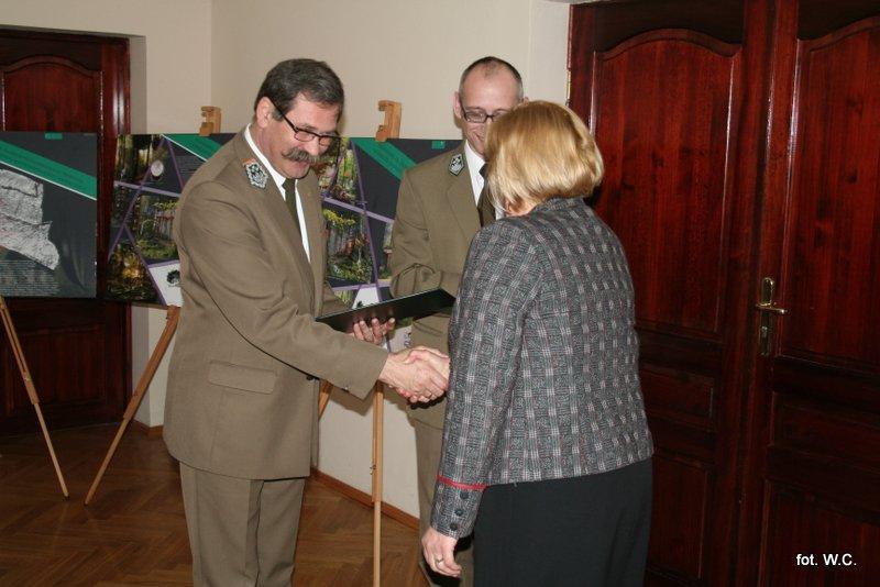 Dyrektor Zbigniew Kaczmarczyk wręcza nagrodę laureatce konkursu.